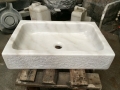 biały, marmurową umywalką kwadratowy kształt